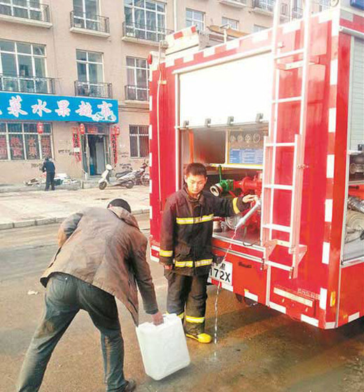 消防车为居民送水